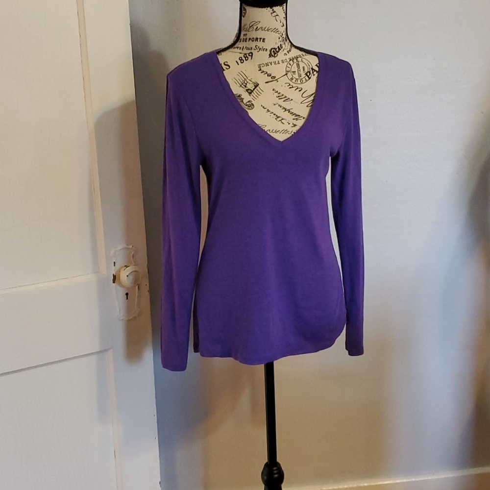 V-neck long sleeved Tee size L